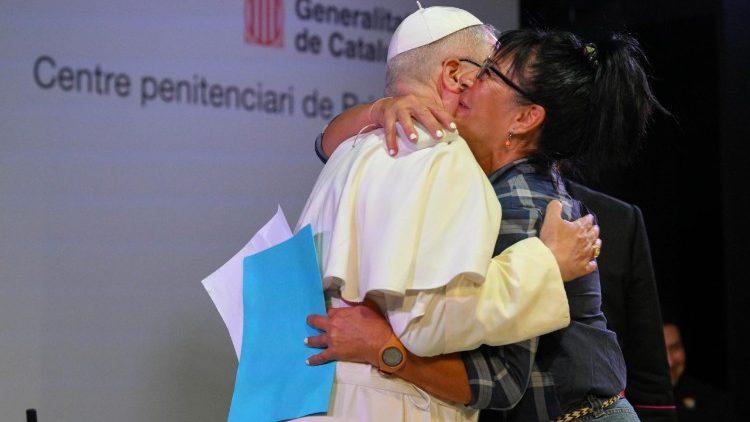 Papa e detenuta abbraccio